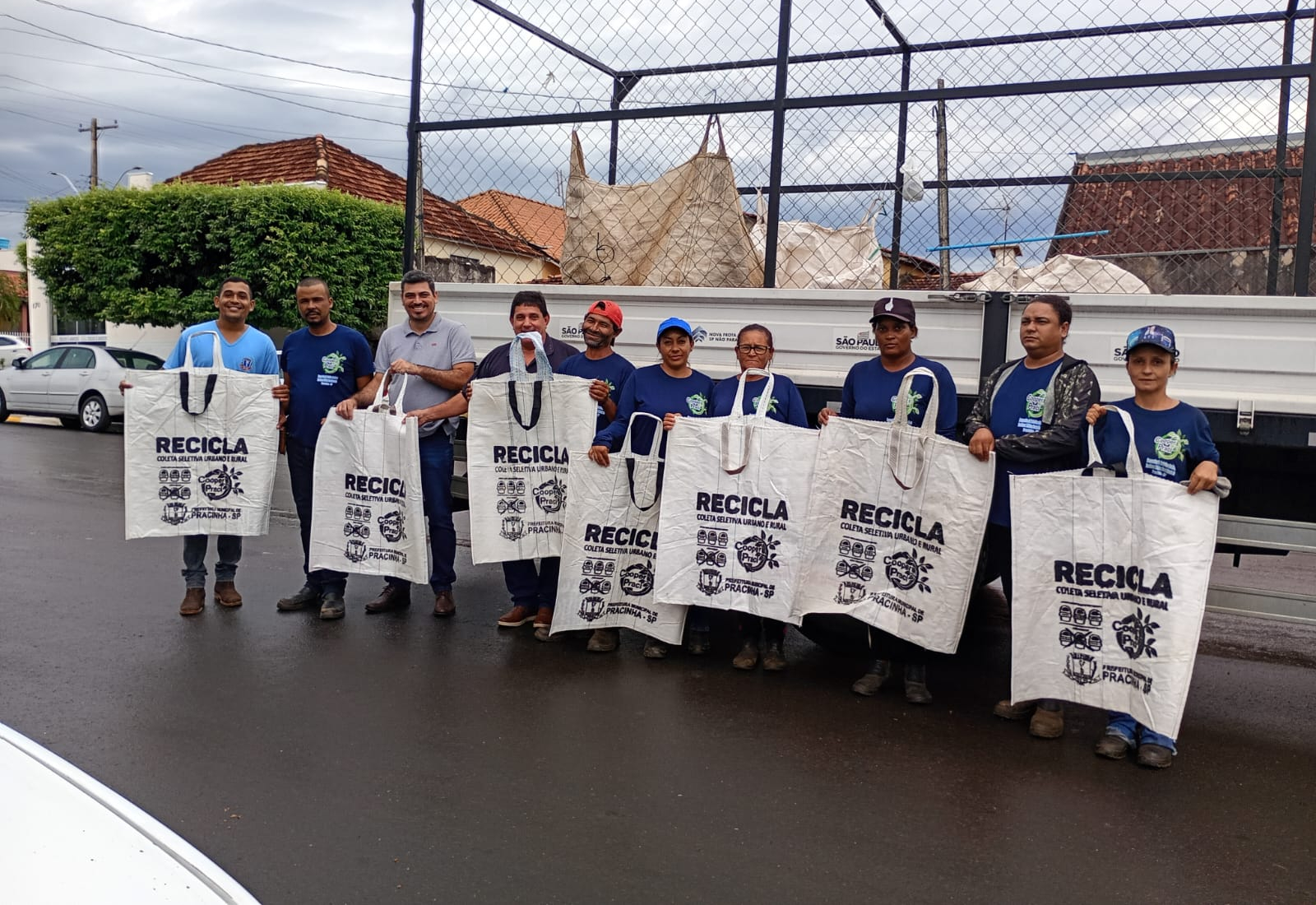 PREFEITURA DE PRACINHA FORTALECE A COOPER-PRACI COM A DISTRIBUIÇÃO DE SACOLAS ECOLÓGICAS