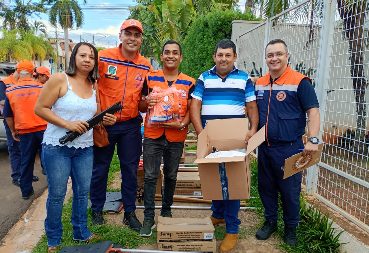 COORDENADORIA MUNICIPAL DE DEFESA CIVIL PARTICIPA DE CAPACITAÇÃO EM LUCÉLIA E RECEBE “KIT DE COMBATE A INCÊNDIOS